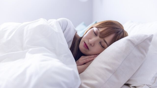 眠る女性