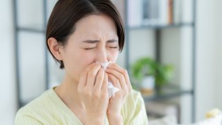 鼻をかむ女性