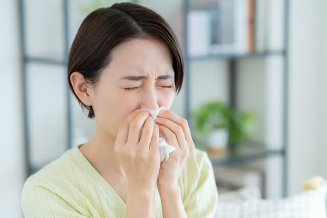 鼻をかむ女性