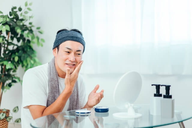 スキンケアをする男性