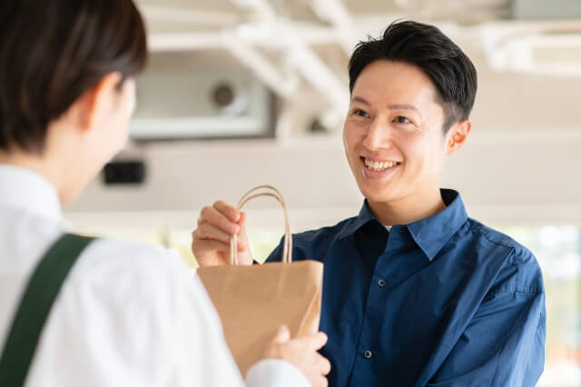 商品を受け取る男性