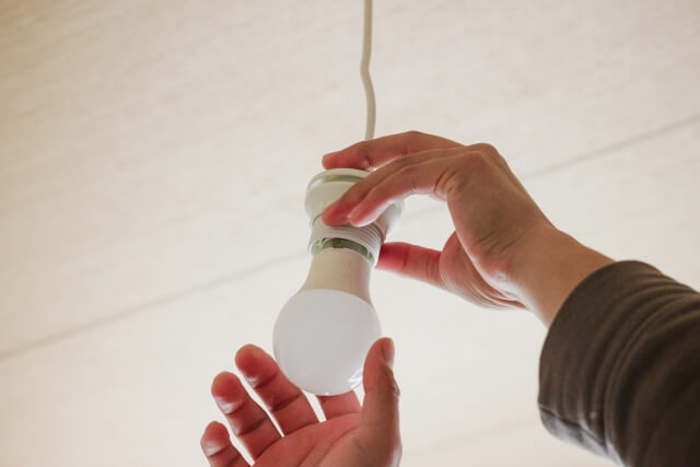 電気を取り付ける人