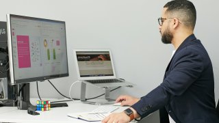 パソコンで作業する男性