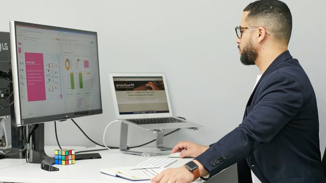 パソコンで作業する男性