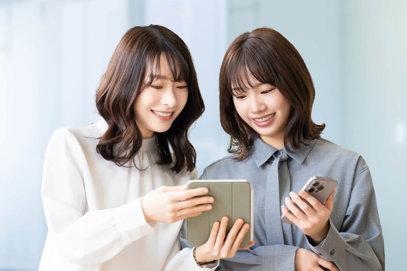 タブレット端末を見る女性