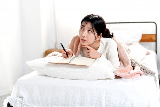 手帳に書き込む女性