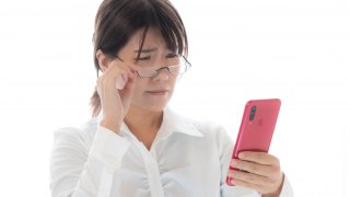 スマホを見る女性