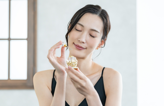 アロマを楽しむ女性