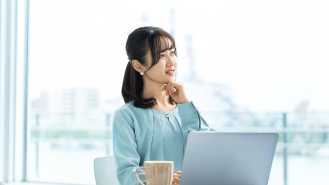 デスクワークをする女性