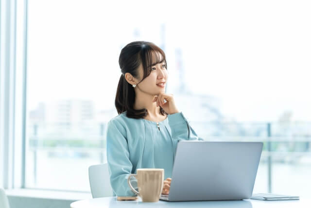 デスクワークをする女性