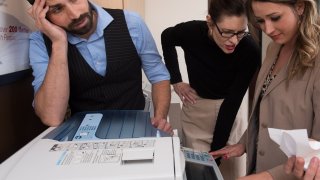 プリンターに集まる人