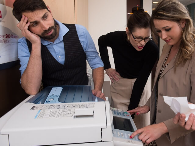 プリンターに集まる人