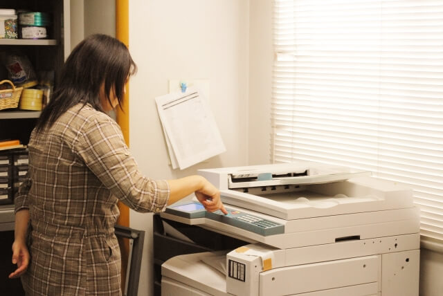 プリンターを使う女性