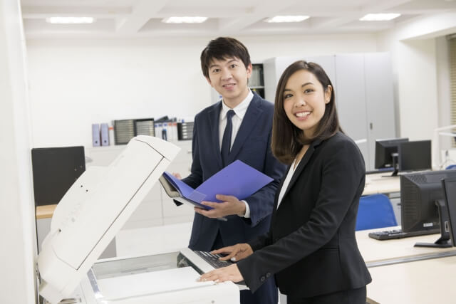 プリンターを使う会社員
