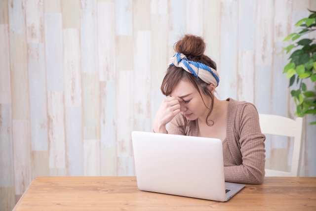 目頭を押さえる女性