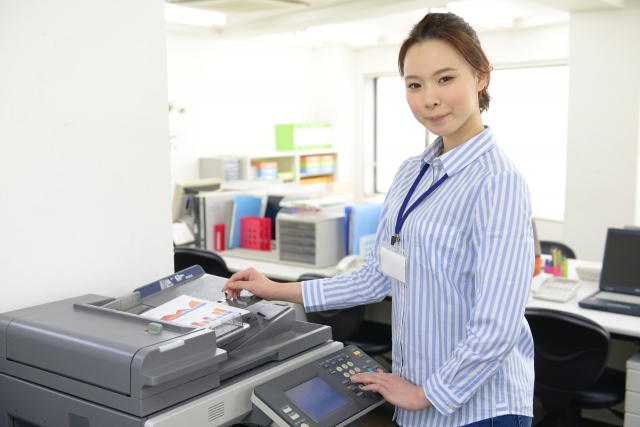 プリンターと女性