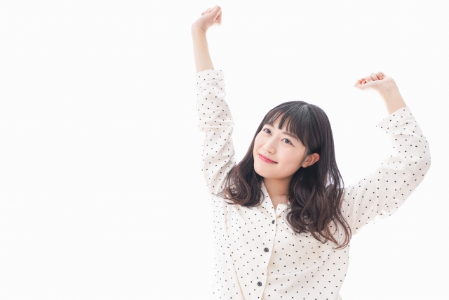 伸びをする女性
