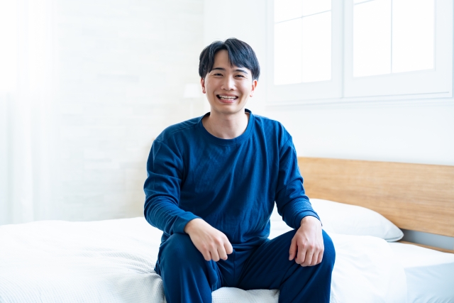 ベッドに座る男性