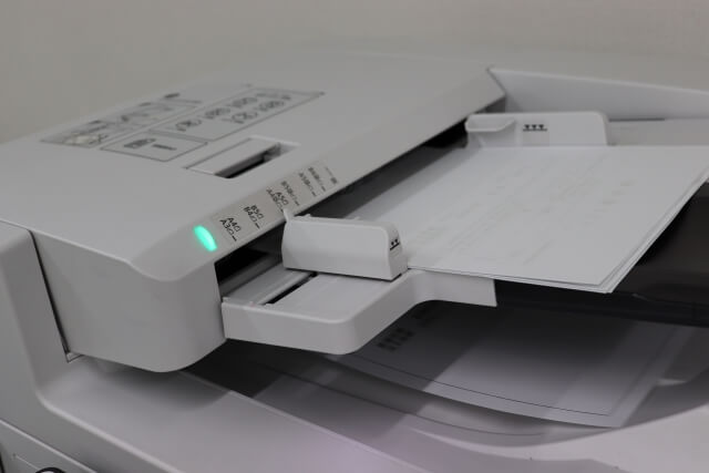 ADFにセットできる原稿のサイズや厚さは？