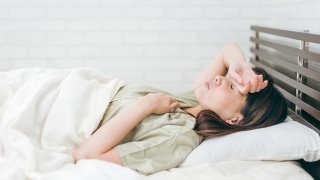 眠っている女性