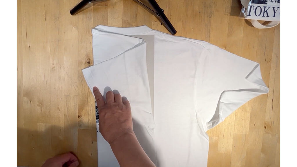 チップボールをTシャツ台紙として使用している様子