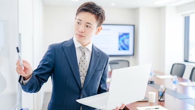 プレゼンをする男性