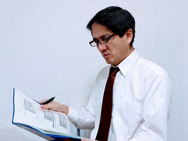 資料を確認する男性