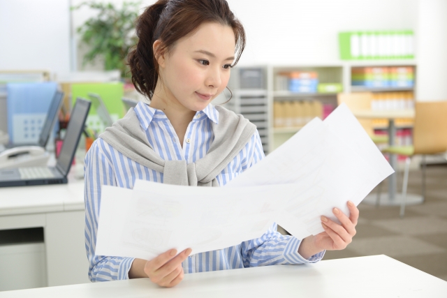 資料をチェックする女性