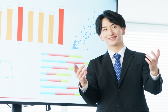 プレゼンテーションする男性