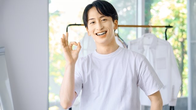 OKサインを出す男性
