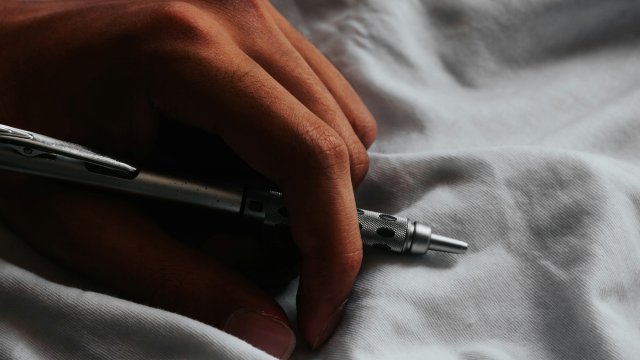 ペンを持つ手