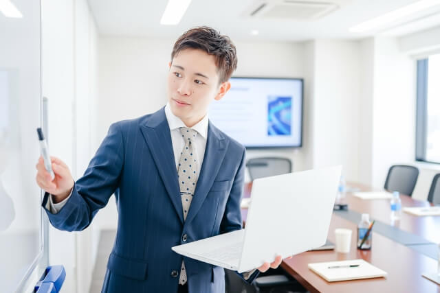 プレゼンをするスーツ姿の男性