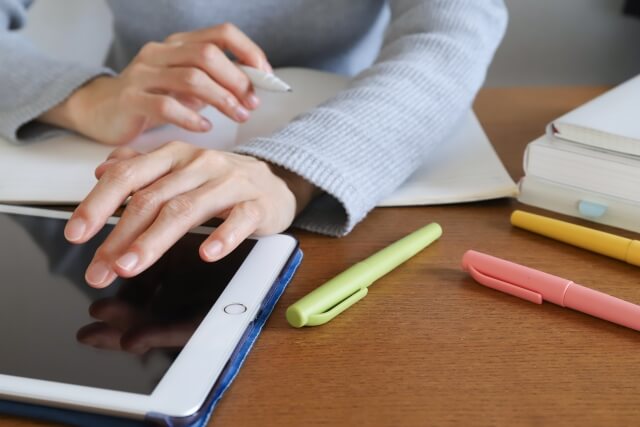 タブレットを操作する手元