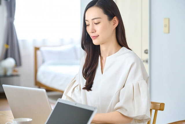 パソコンを操作する女性