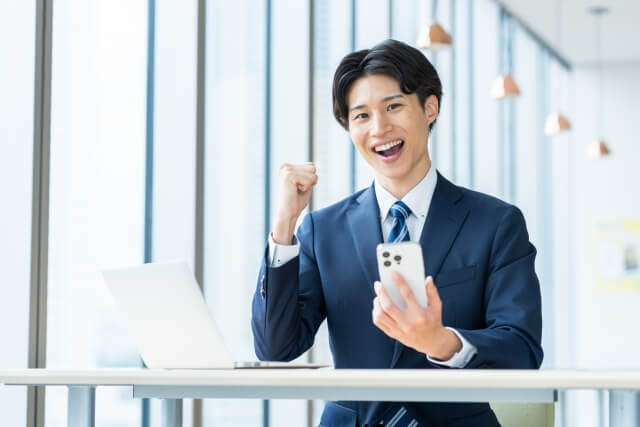 ガッツポーズをするビジネスマン