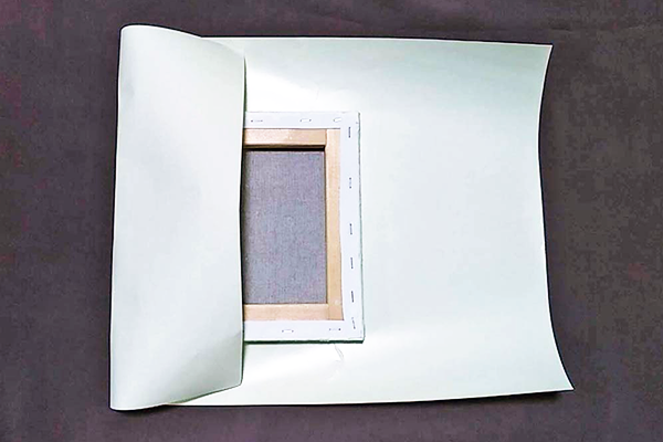 アクリル絵具で描いた作品を包む紙として